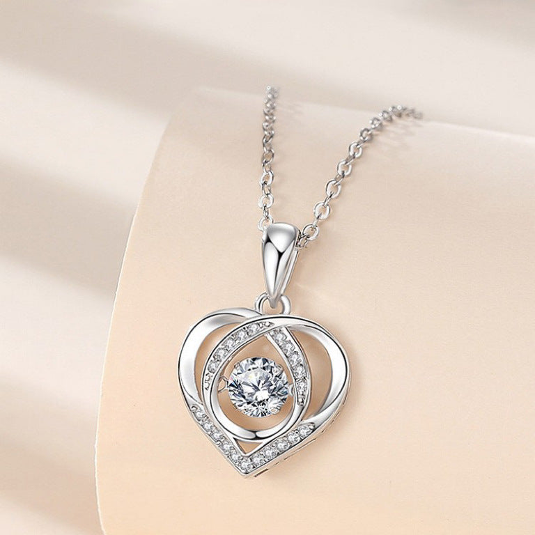Detailaufnahme: Damen- Herzkette aus 925er Silber mit glitzerndem Stein