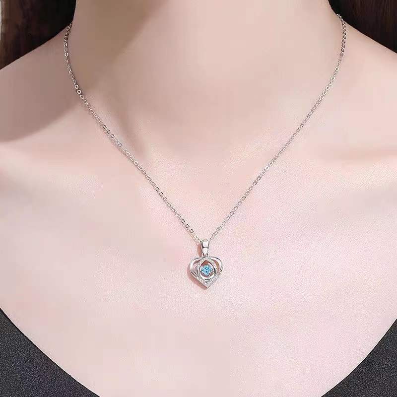 Elegante Herzkette aus Silber - getragen auf Haut mit hellem Hintergrund