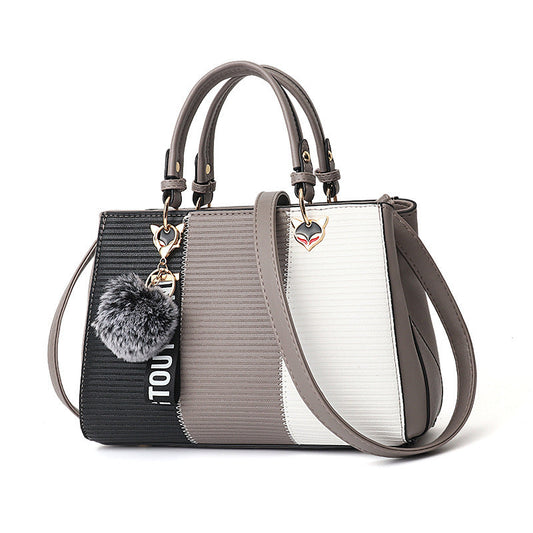 „Damen Patchwork Handtasche in Grau mit Anhänger – Schultertasche aus PU-Leder“